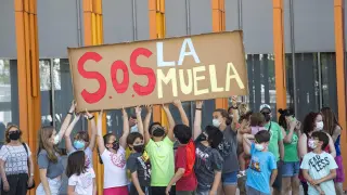Movilización de las familias de La Muela en el Departamento de Educación.