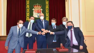 Los presidentes de las diputaciones de Teruel, Soria y Cuenca y de la patronales de las tres provincias, tras la firma del acuerdo.