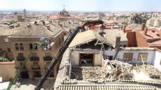 Este martes han comenzado las tareas de desescombro de los restos de la cubierta del Obispado de Huesca.