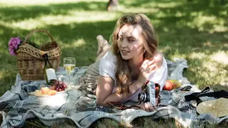Una mujer disfrutando de un día de pícnic