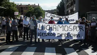 Protesta de los vecinos ante el bloqueo del proyecto de prolongación de la calle de Hayedo de Zaragoza