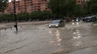 Calles inundadas por la tormenta junto a la estación del Norte de Zaragoza