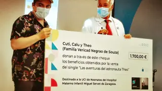 Cuti Vericad le entrega al doctor Luis Callén el cheque.