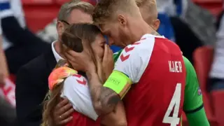 Kjær consolando a la mujer de Eriksen