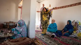 La niña saharaui Manara baila en la casa donde vive junto a su madre Gabula, su tía Dada y prima Marian.