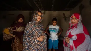 El niño saharaui Sidahmed, junto a sus tres hermanas –Marian, Bacher, Hauria y Salka–, en la casa donde vive junto a su hermano varón Ali y a sus padres Kenia y Manyub.