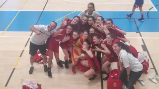 El Infantil A del Casademont, celebrando el bronce del Campeonato de España.