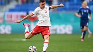 Robert Lewandowski dispara a portería en el primer partido de la Eurocopa contra Eslovaquia.