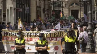 Los interinos se manifiestan en el centro de Zaragoza: "Iceta, trilero, oposita tú primero".