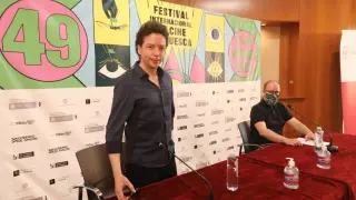Michel Franco, de pie, y el director del Festival de Cine de Huesca, Rubén Moreno.