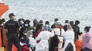 Salvamento Marítimo rescata una lancha neumática con 56 inmigrantes a bordo, tres de ellos bebés