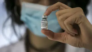 Vacunación con Pfizer en el Centro Cívico Delicias de Zaragoza.