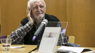 Andrés Ortiz-Osés, en la presentación de dos libros suyos, en 2018, en la Biblioteca de Aragón