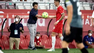 Iraola da instrucciones a sus futbolistas durante el choque de Montilivi.