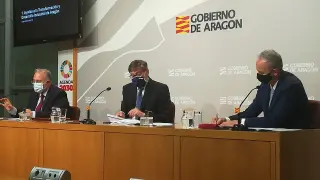 Carlos Navarro y Luis Estaún flanqueando al vicepresidente del Gobierno aragonés, Arturo Aliaga.