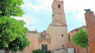 La monumental iglesia de Camarillas, en ruinas, está situada en el centro del pueblo.