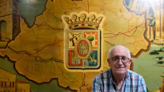 Luis Carramiñana, presidente del Centro Soriano de Zaragoza, con el mapa y el escudo de Soria a sus espaldas, en la sede del centro.