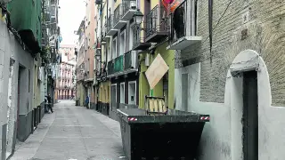 Trabajos de limpieza de un edificio okupado en la calle de Agustina de Aragón, en 2019.