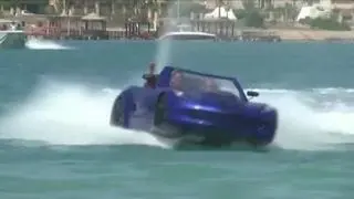Los egipcios que vayan a sus playas van a encontrarse con este pequeño espectáculo. Es un vehículo que navega como si fuera un barco. Es una idea de tres amigos que han logrado fabricar hasta el momento 12 coches como este.