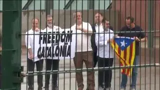 Los presos indultados abandonan la prisión de Lledoners