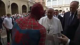 El Papa recibe la visita sorpresa de Spiderman en su audiencia semanal
