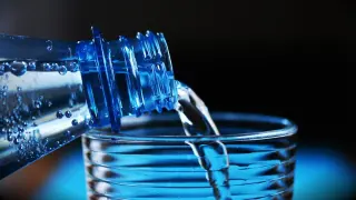 ¿Cuánta agua es recomendable beber al día?