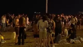 Desmadre en la celebración de San Juan en la playa de la Barceloneta