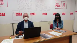 El portavoz del PSOE, Samuel Morón, y la concejal Sara Torres.