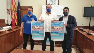 Leo Tena, Hugo Arquímedes Ríos y Diego Piñeiro, muestran el cartel de la tercera edición del MIL Festival.