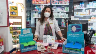 La farmacéutica Elena Lacalle, con varios productos para proteger la mascarilla cuando se quita de la cara.