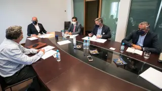 Los cuatro ponentes, junto con el moderador, durante la mesa debate celebrada el pasado lunes en la sede de HERALDO.