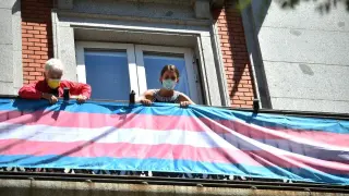 Momento de la colocación de la bandera en el balcón subido a Twitter por Irene Montero