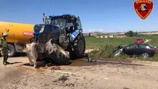 Accidente entre el tractor y el vehículo en la A-122