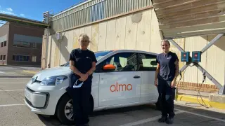 Laura Pérez y Rosi Artajona comparten este vehículo elécrico para ir a trabajar a la empresa Copo, en Fuentes de Ebro.