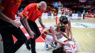 Cristina Ouviña, en el suelo tras la rotura del tabique nasal en el partido contra Rusia