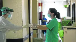 Dos trabajadoras, en la unidad de cuidados intermedios de Neumología del Servet, en febrero