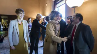 La ministra Tejerina y la entonces presidenta de las Cortes, Violeta Barba, en la última comisión mixta de seguimiento