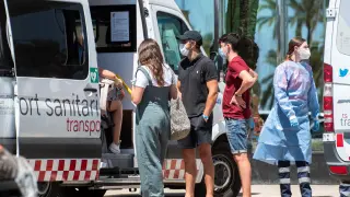 Estudiantes trasladados para hacer cuarentena en el hotel Palma Bellver de Mallorca, tras el 'macrobrote'.