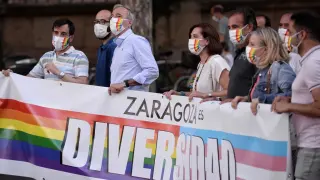 El alcalde, Jorge Azcón, y Sara Fernández, en la manifestación del Orgulllo.
