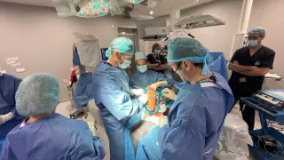 La Dra. Lambán y el Dr. Blanco, con la colaboración del Dr. Rigol, llevan a cabo la cirugía del pie diabético en la Clínica HLA Montpellier.