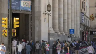 Larga fila para cambiar pesetas a euros en la sede del Banco de España en Zaragoza.
