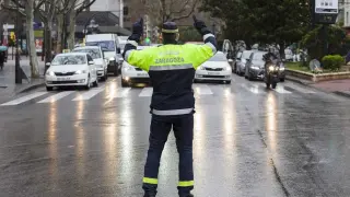 Policía Local en Zaragoza regulando el tráfico
