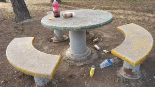 Restos de botellón en el parque de Los Sotos de Monzón.