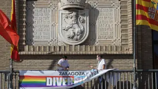 Retirada de la pancarta LGTBI del balcón del Ayuntamiento de Zaragoza, este lunes por la tarde.