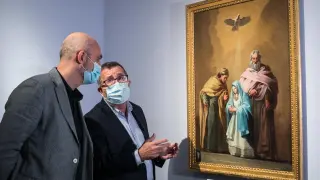 Víctor Lucea e Isidro Aguilera, comentando algunos detalles del cuadro recién depositado en el Museo de Zaragoza.