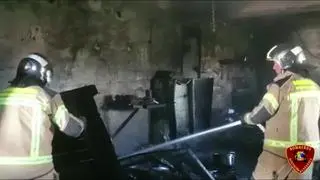 Bomberos de la DPZ extinguen un incendio en Épila