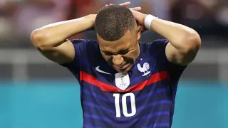 Kylian Mbappé lamenta su fallo en el penalti definitivo de la tanda de Francia ante Suiza.
