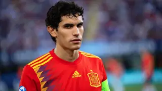 Vallejo, con la camiseta roja española y con el brazal de capitán de la selección sub-21.