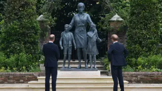 Guillermo y Enrique descubren juntos una estatua en honor a Diana de Gales