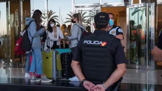 Los estudiantes negativos en covid abandonan hotel de Palma rumbo a València